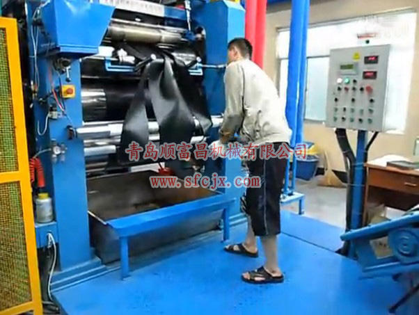 工作中的壓延機(jī)iwebpicks.com